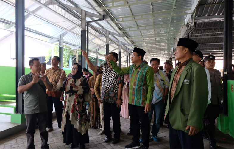 Bupati Muhdlor meninjau stan-stan Grosir Sayur Pasar Porong usai acara peresmian, Minggu (19/11).