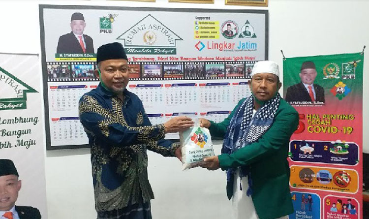 H. Syafiuddin Asmoro memberikan bantuan sembako secara simbolis kepada Ketua MWCNU Kecamatan Modung Abdul Jalil Thalha di Rumah Aspirasi, Jum