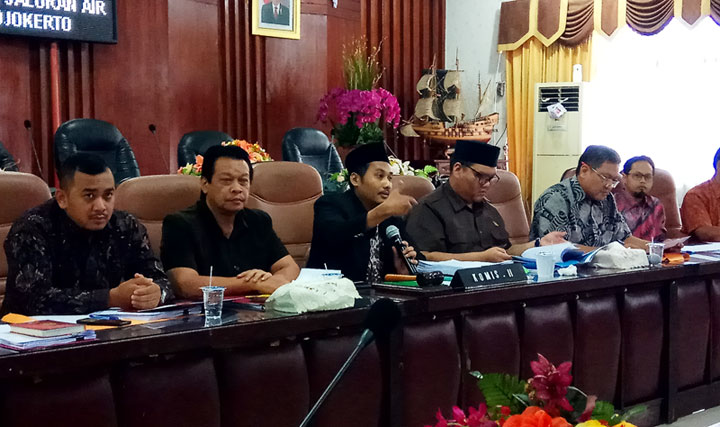 Jajaran Komisi II DPRD dalam giat RDP bersama eksekutif dan rekanan. foto: YUDI EP/ BANGSAONLINE
