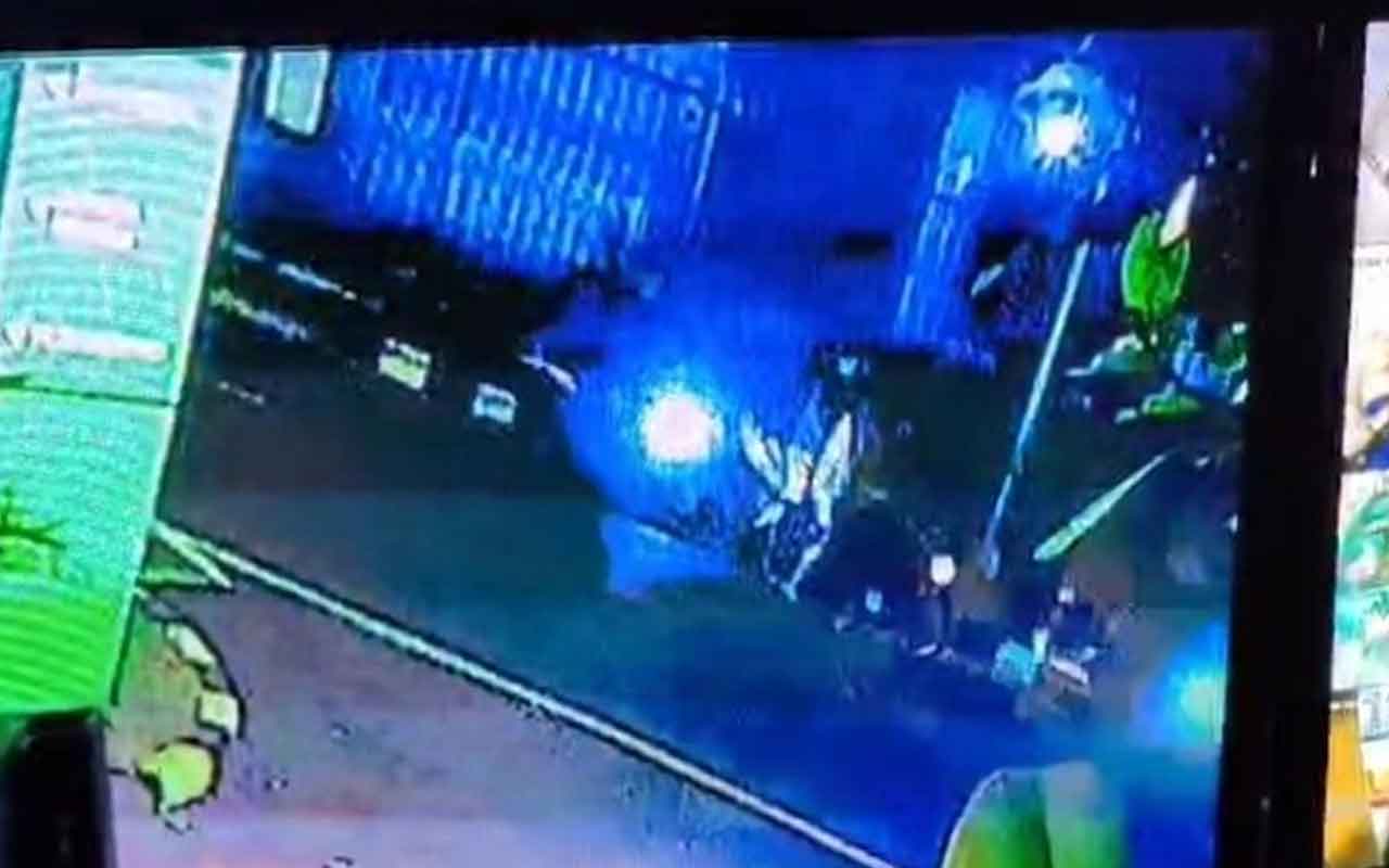 Tangkapan layar rekaman CCTV pengeroyokan dua pesilat di depan hotel Samara, Jalan Imam Bonjol, Kelurahan Sisir, Kecamatan Batu, Kota Batu.