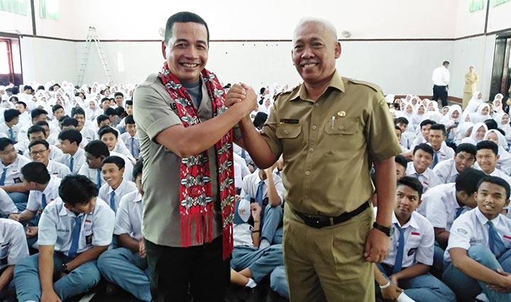 Kapolresta Malang Kota Kombes Pol Leonardus Simarmata bersama Kepala SMAN 4 Malang foto bersama usai sosialisasi pencegahan bullying, Senin (24/02). foto: IWAN IRAWAN/ BANGASONLINE