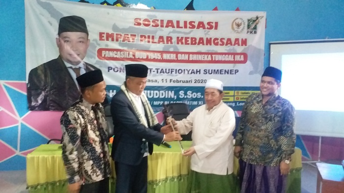 KH. Imam Hasyim, Pengasuh Pondok Pesantren AT Taufiqiyah memberikan cinderamata Kres kepada Anggota DPR-MPR RI H. Syafiuddin Asmoro.