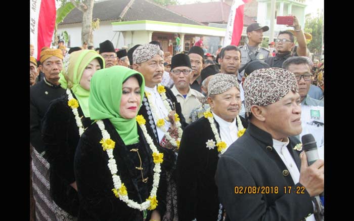 Bupati Madiun Muhtarom dan Wakil Bupati Madiun Iswanto saat “lung tinampen" (diserahkan pada keluarga) dipimpin Seniman Kirun?.