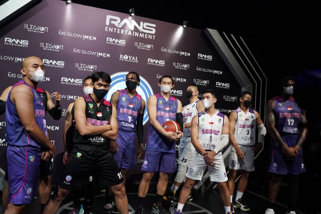 Salah satu tim pendatang baru di kompetisi IBL musim 2022, RANS PIK Basketball, meluncurkan jersey resmi yang akan dikenakan untuk musim 2022. Foto: @ranspikbasketball