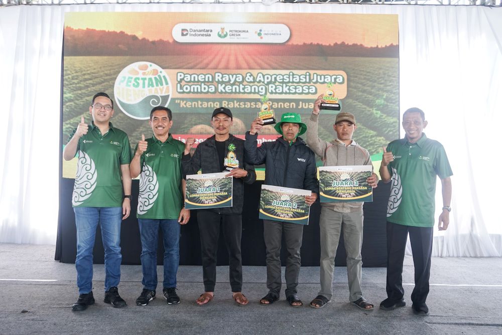 (Dari kiri) Direktur Keuangan dan Umum Petrokimia Gresik, Adityo Wibowo dan  Komut  Petrokimia Gresik, Suhardi Alius (dua dari kiri) bersama pemenang lomba kentang raksasa. FOTO: ist