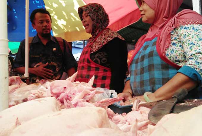 Tim Satgas Pangan berdialog dengan pedagang daging. 