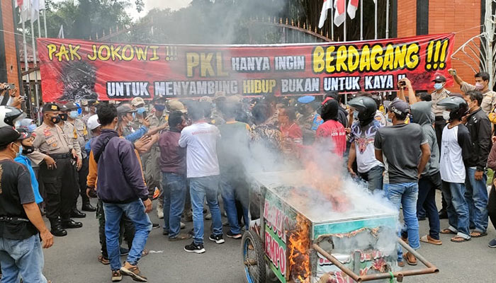 Puluhan PKL dari kawasan SGL saat demo dan membakar gerobak di depan Pendopo Panjalu Jayati. Foto: MUJI HARJITA/BANGSAONLINE