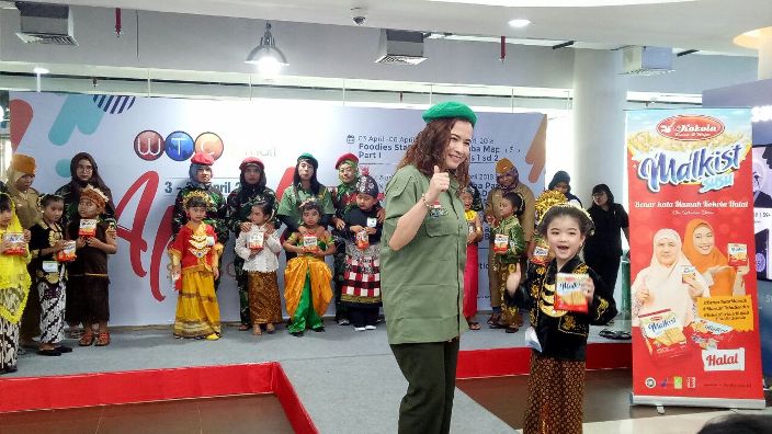 Ibu dan anak saat menyemarakkan Hari Kartini dengan mengikuti acara fashion show yang digelar Kokola Halal.