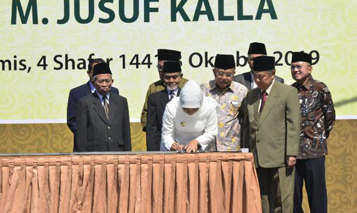 Gubernur Jawa Timur Khofifah Indar Parawansa saat mendampingi Wakil Presiden Jusuf Kalla (JK) meresmikan Gedung Pusat Studi Ekonomi Islam Universitas Darussalam (UNIDA) Gontor dan Menara Baru Masjid Jami