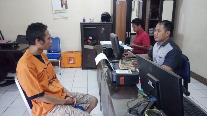 Tersangka saat dimintai keterangan petugas.