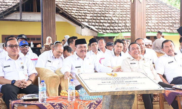 Bupati Pungkasiadi (tengah) bersama Kepala Bapenda Bambang Eko Wahyudi dan mantan Camat Jetis Iwan Abdillah. 