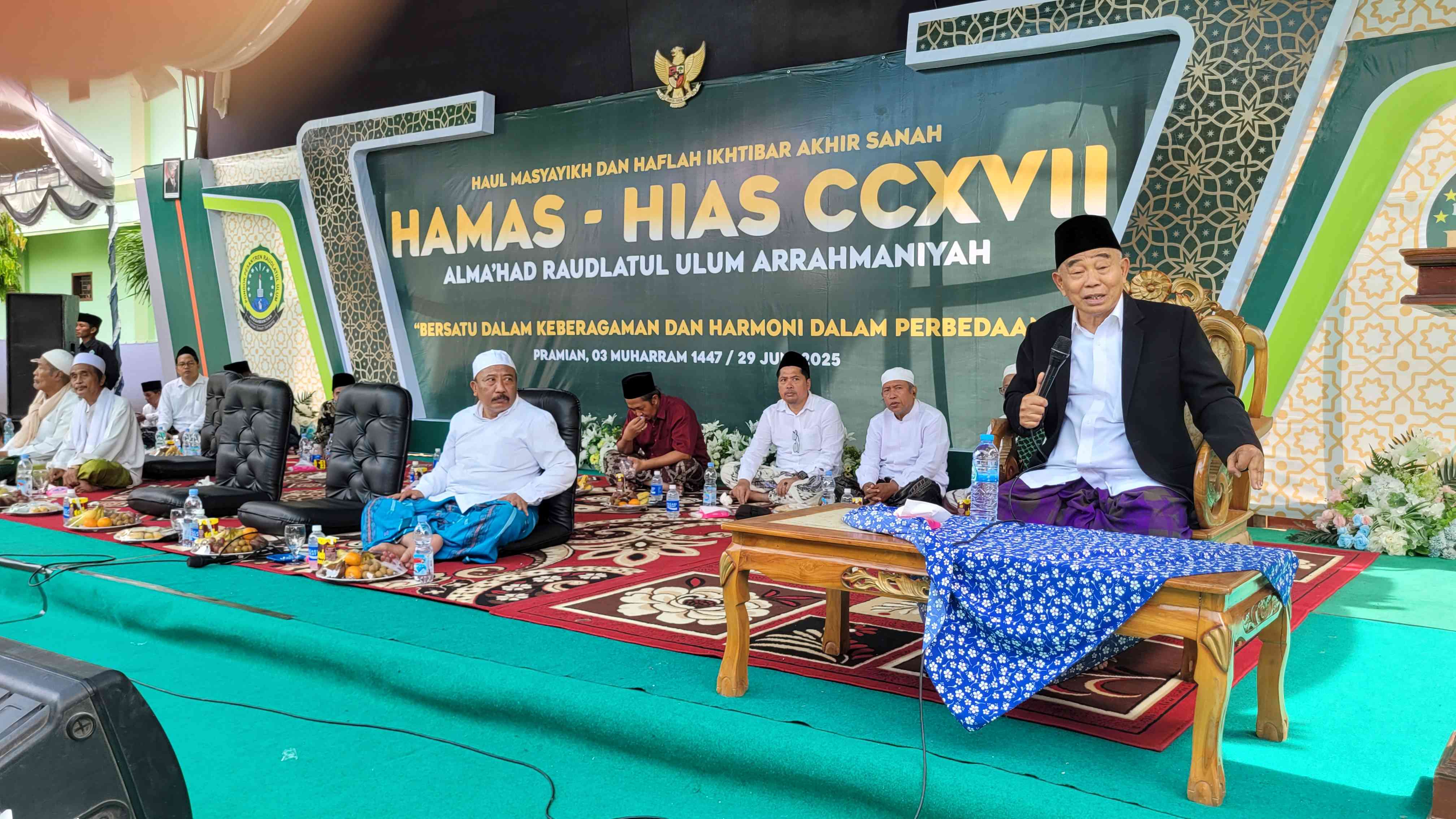 Prof Dr KH Asep Saifuddin Chalim, MA, ketika menyampaikan mau’idzah hasanah dalam acara Haul KH Ali Mas’ud yang diikuti ribuan wali santri dan alumni Pondok Pesantren Raudlatul Ulum Ar-Rahmaniyah di Pramian Taman Sreseh Sampang Madura, Ahad (29/6/2025). Foto: MMA/bangsaonline