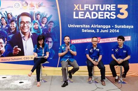 ?VP Corporate Communication XL Turina Farouk, Direktur Service Management XL Ongki Kurniawan, Facilitator XL Future Leader Cipto dan peserta XL Future Leader Batch 1 Gwyn saat talkshow di Universitas Airlangga Surabaya. foto:nisa/BANGSAONLINE