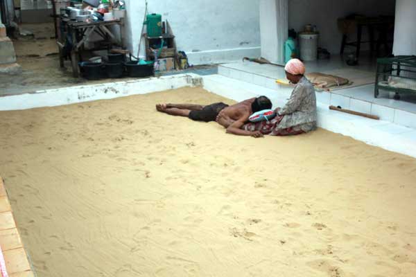 Lelap dalam pangkuan istri tercinta. foto: DISNA/ BANGSAONLINE