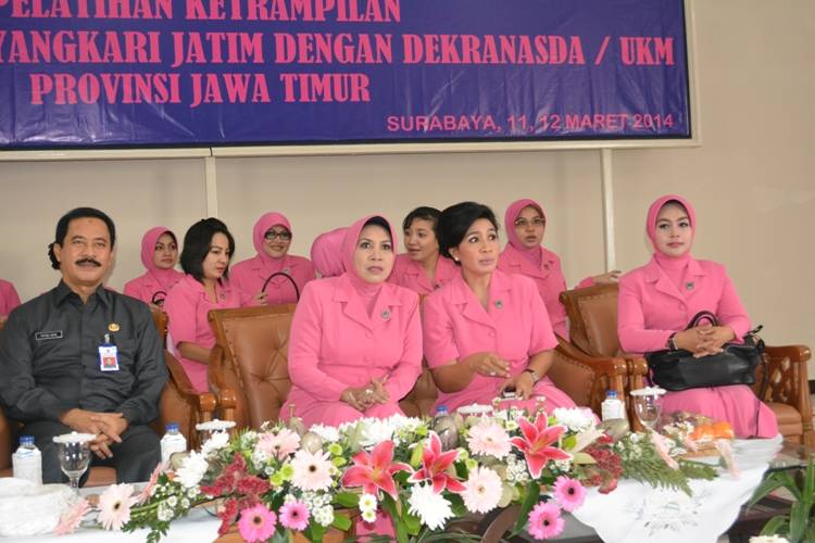 Kadiskop Jatim RB Fattah Jasin bersama Ibu Wakapolda Jatim, Selasa (11/3/2014).foto:yuli eksanti/BANGSA ONLINE