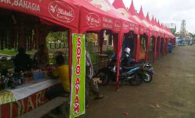 Stand-stand di Pekam KIM yang diduga disewakan. (Soewandito/BANGSAONLINE)