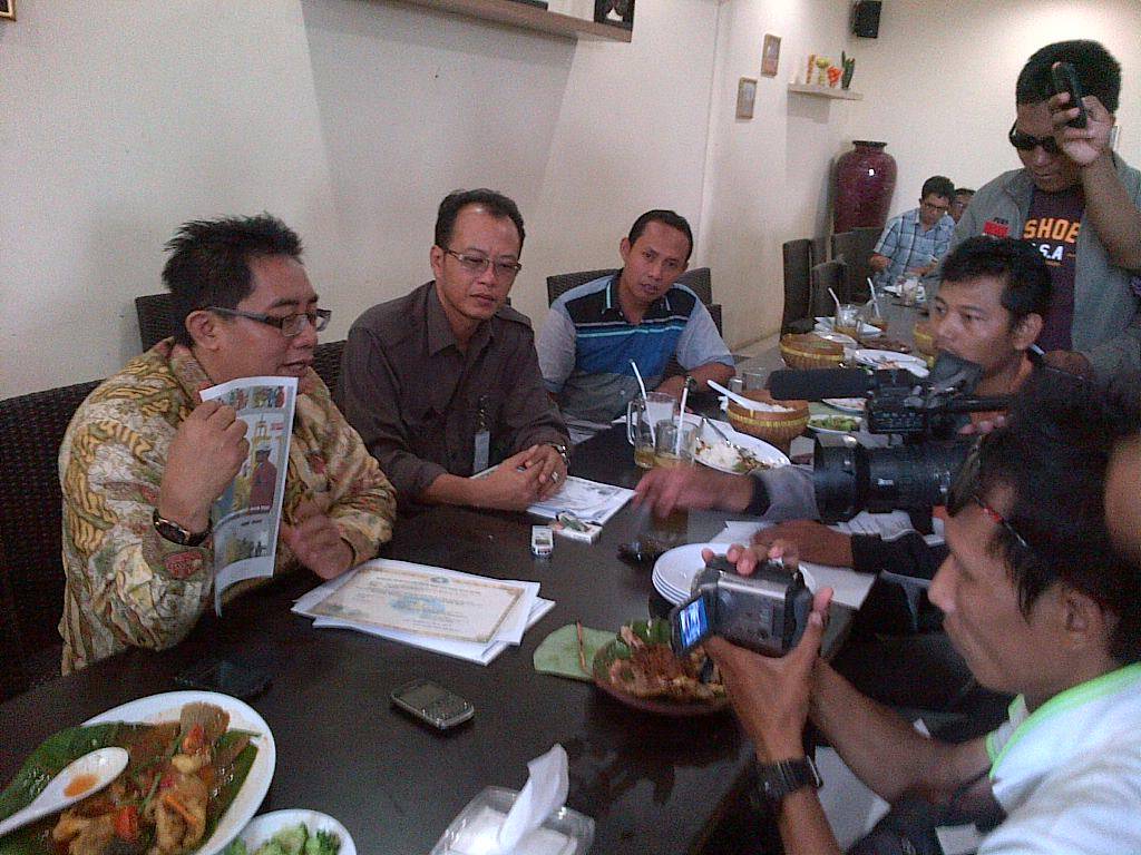 Direktur Umum dan Pemasaran BUMD PT GM, Hariyadi saat memberikan keterangan pers. foto: Syuhud Harian Bangsa