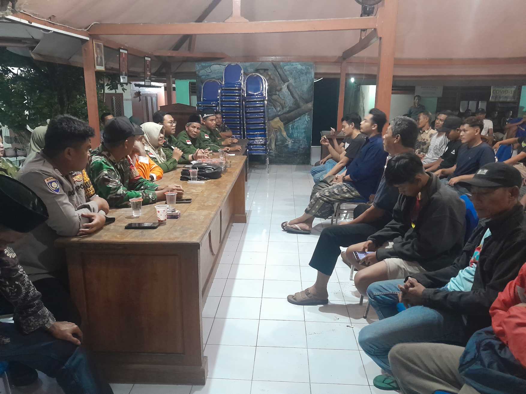 Pertemuan warga dan pemdes Kedungsugo Prambon membahas soal KDMP, Jumat (17/4/2026) malam. Foto: Mustain/BANGSAONLINE
