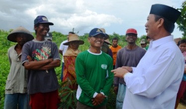 Bupati Tuban saat berbincang dengan warga sekitar. (Suwandi/BANGSAONLINE)