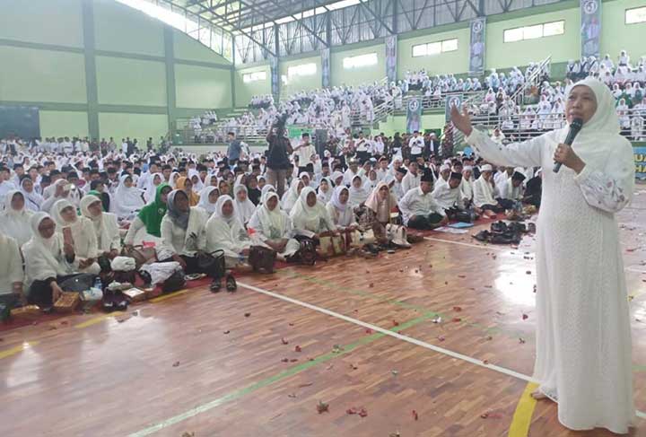 Ketua Dewan Pengarah JKSN Khofifah Indar Parawansa penuh semangat saat deklarasi JKSN di Tegal dan Batang Jawa Tengah, Ahad (3/2/2019). foto: bangsaonline.com