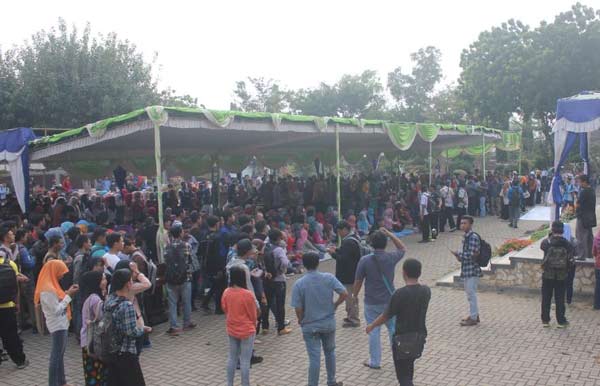 Ribuan mahasiwa UNIROW Tuban saat audiensi dengan pihak rektorat serta dosen. (BANGSAONLINE)