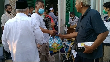 Pembagian beras, uang dan sarung serta kurma di Pondok Pesantren Amanatul Ummah Jalan Siwalankerto Wonocolo Surabaya, Selasa (11/5/2021). foto: mma/ bangsaonline.com