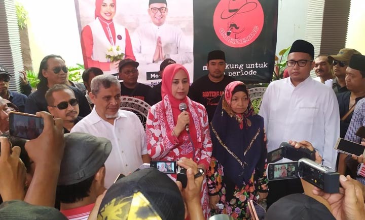 Bupati Faida memberikan keterangan usai deklarasi maju Pilbup Jember 2020 melalui jalur independen didampingi bacawabupnya, Dwi Arya Nugraha Oktavianto (kanan baju putih).