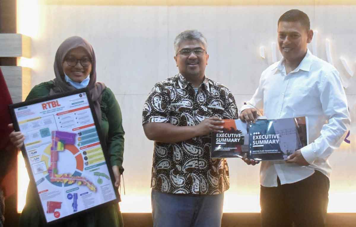 Wali Kota Kediri, Abdullah Abu Bakar (kanan), saat menerima hasil studio perancangan kota dan transportasi dari Universitas Brawijaya Malang. Foto: Ist
