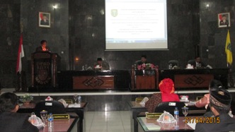 PARIPURNA LKPJ – Rapat paripurna DPRD Kota Madiun membahas LKPJ Walikota Madiun Tahun 2014, Senin (21/4) lalu. foto: hendro/BANGSAONLINE