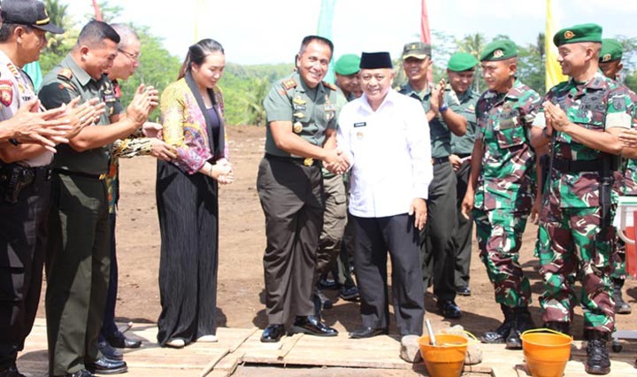 Peletakan batu pertama yang dilakukan oleh Pangdam V/Brawijaya, Mayjen TNI Wisnoe, P. B. bersama Bupati Malang Sanusi.