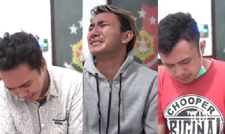 Ekspresi tiga pemuda yang diamankan saat disidik petugas, karena mencibir Tim Satgas Covid-19 saat melakukan operasi yustisi di malam tahun baru.