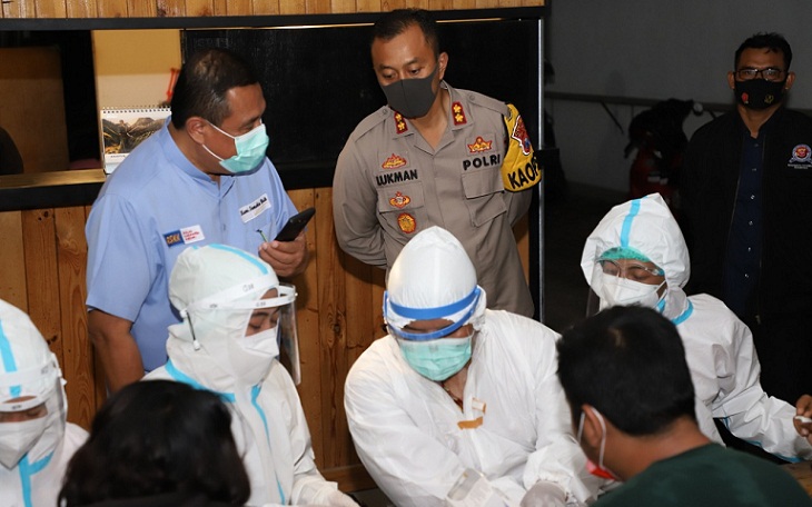 Kapolres Kediri, AKBP Lukman Cahyono saat memimpin razia dan melihat langsung proses rapid test.