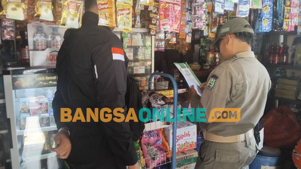 Petugas saat melakukan pemeriksaan ke sejumlah toko dan warung. Foto: Hendro Suhartono/BANGSAONLINE