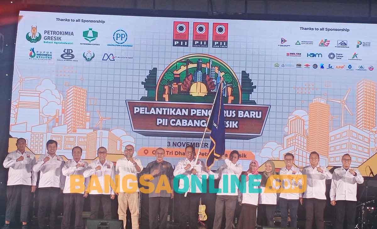 Awang Djohan Bachtiar (bawa bendera pataka) usai dikukuhkan jadi Ketua PII Gresik periode 2024-2027. Foto: SYUHUD/BANGSAONLINE