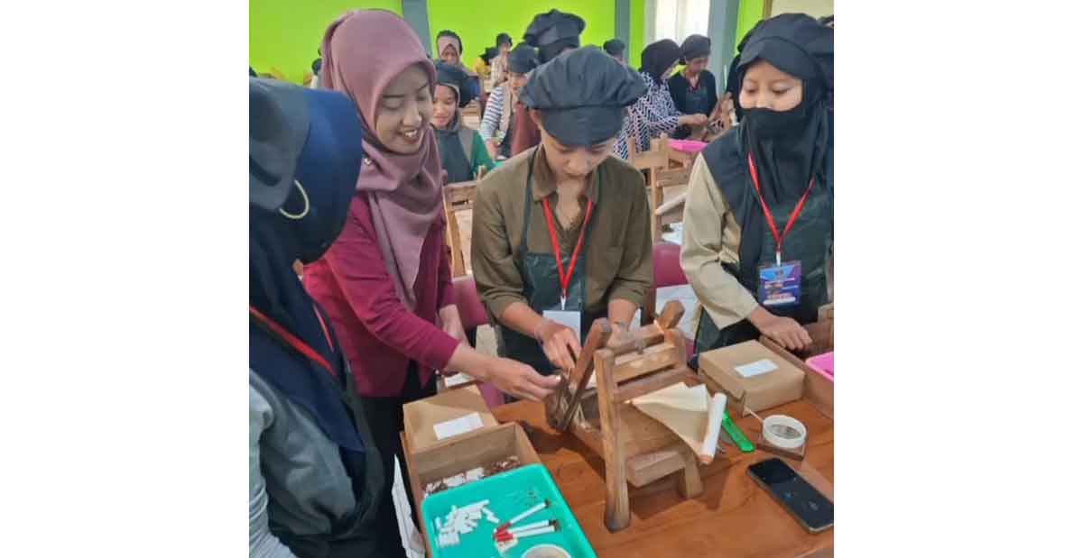 Uji mutu rokok yang dilakukan Disperindag Kabupaten Blitar.