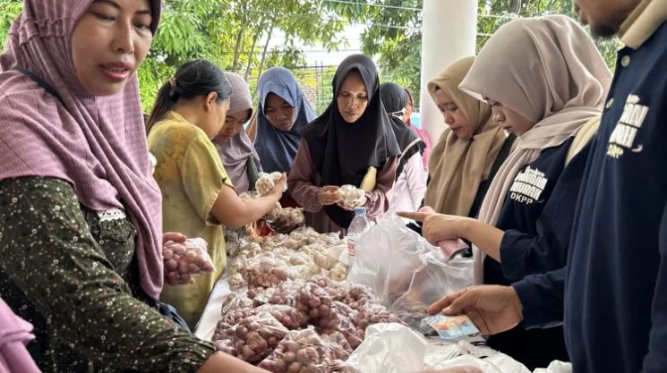 Warga antusias saat membeli komoditas pokok di pasar murah yang digelar DKPP Bojonegoro