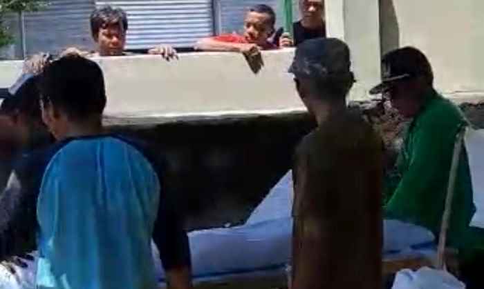 Jenazah Mad Ihsan ketika dibungkus kembali dengan kain baru. Foto: Ist.
