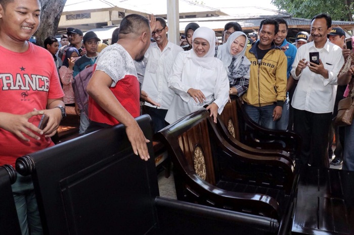 Khofifah berdialog dengan Paguyuban Pasar Meubel Bukir, Pasuruan. FOTO : IST