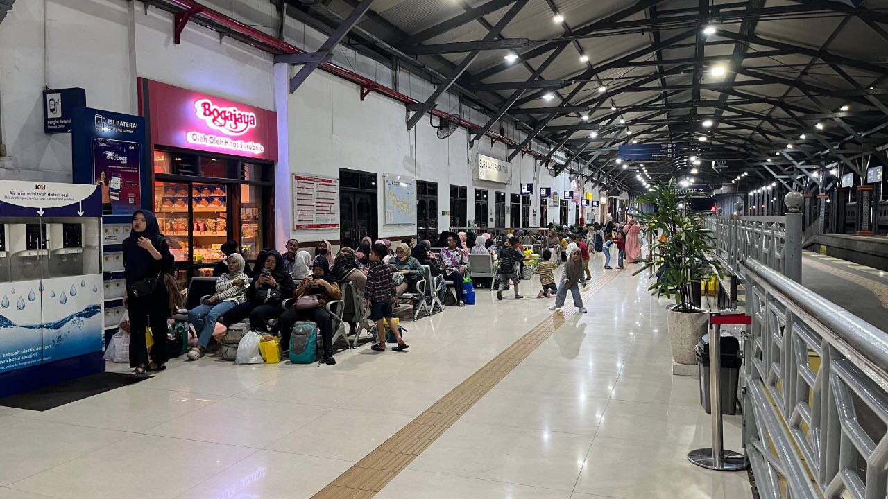 Suasana stasiun Surabaya Pasar Turi