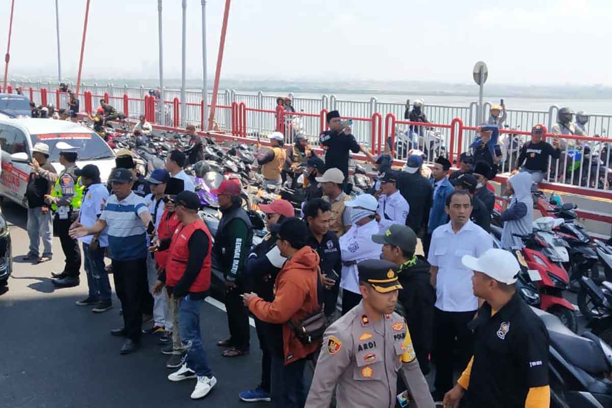 Ormas Madas saat memblokade akses jalan Tol Suramadu, Senin (25/9/2023).