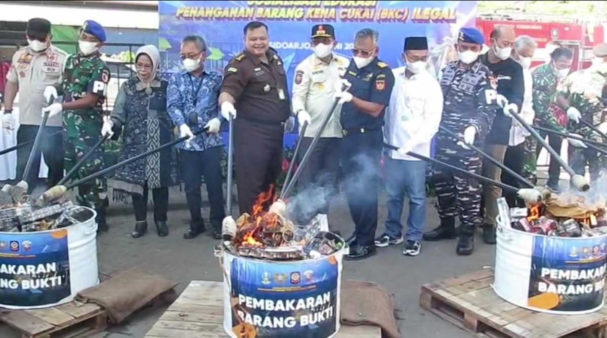 Pemusnahan rokok ilegal di Pasar Baru Porong, Sidoarjo.