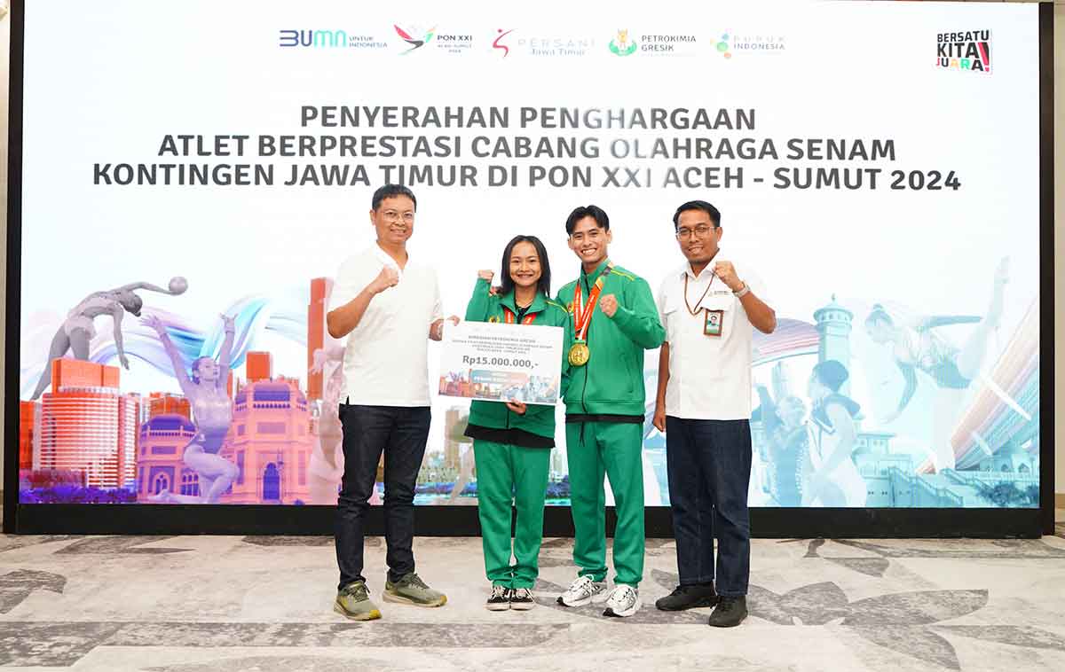 Direktur Keuangan dan Umum Petrokimia Gresik, Robby Setiabudi Madjid (kiri), ketika memberikan bonus kepada atlet senam. Foto: Ist