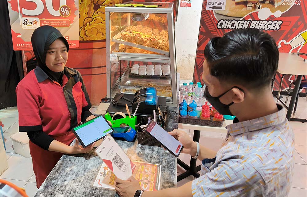 Kini warga Tulungagung semakin terbiasa bertransaksi digital. Tampak pelanggan sedang melakukan pembayaran belanja dengan aplikasi OCTO Pay melalui QRIS CIMB Niaga di gerai Soma Chicken, Karangrejo, Tulungagung, Jawa Timur, Kamis (21/8/2025).