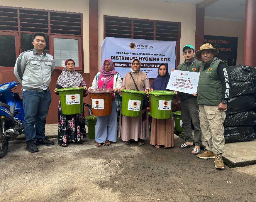 Perwakilan PT Smelting menyerahkan paket Hygien Kits kepada  korban erupsi Gunung Semeru. Foto: ist.
