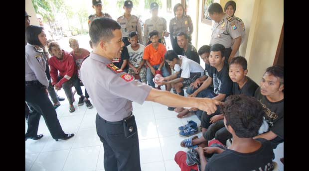 Beberapa anak Punk saat diamankan dalam operasi cipta Kondisi Polres Jombang belum lama ini. foto: rony suhartomo/ BANGSAONLINE