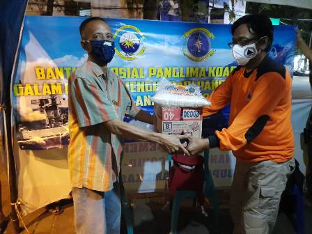 Saat Relawan FRPB dan Rapi serta BANGSAONLINE menyalurkan bantuan sosial dari Panglima Koarmada II Surabaya. 