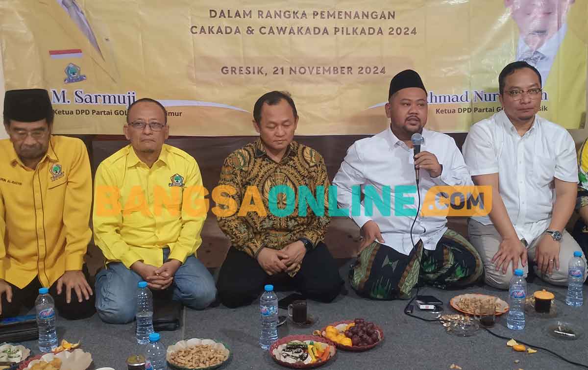 Sekjen DPP Golkar, Muhammad Sarmuji (tiga dari kiri), saat bertemu pasangan Yani-Alif. Foto: SYUHUD/BANGSAONLINE