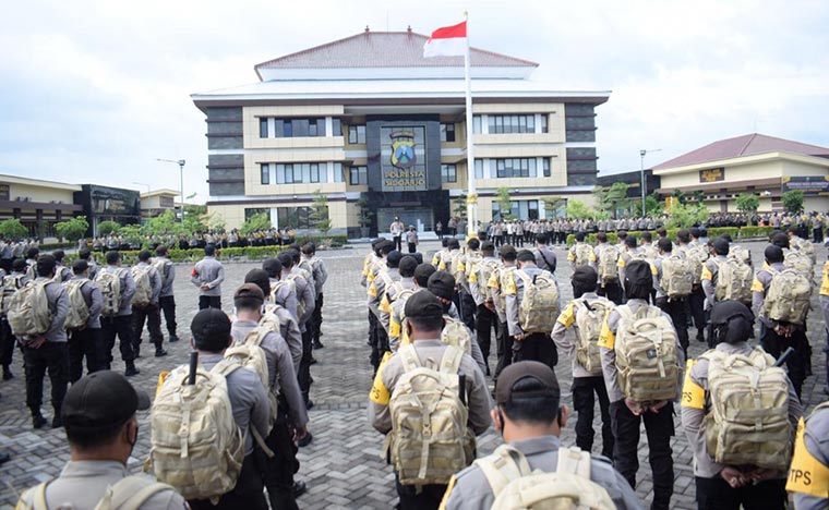 Sebanyak 715 personel Polri di wilayah Kabupaten Sidoarjo saat mengikuti Apel Pergeseran Pasukan Pengamanan TPS di Mapolresta Sidoarjo, Selasa (8/12/2020). 