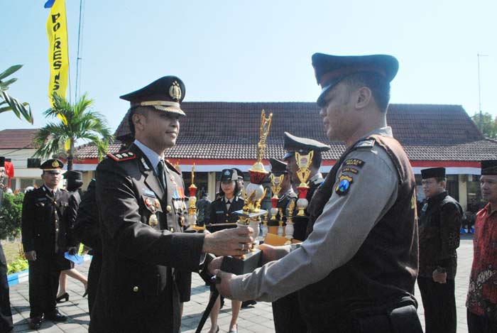 Kapolres saat menyerahkan hadah pemenang lomba yang diadakan dalam rangka peringatan HUT Bhayangkara ke-72 beberapa waktu lalu. 