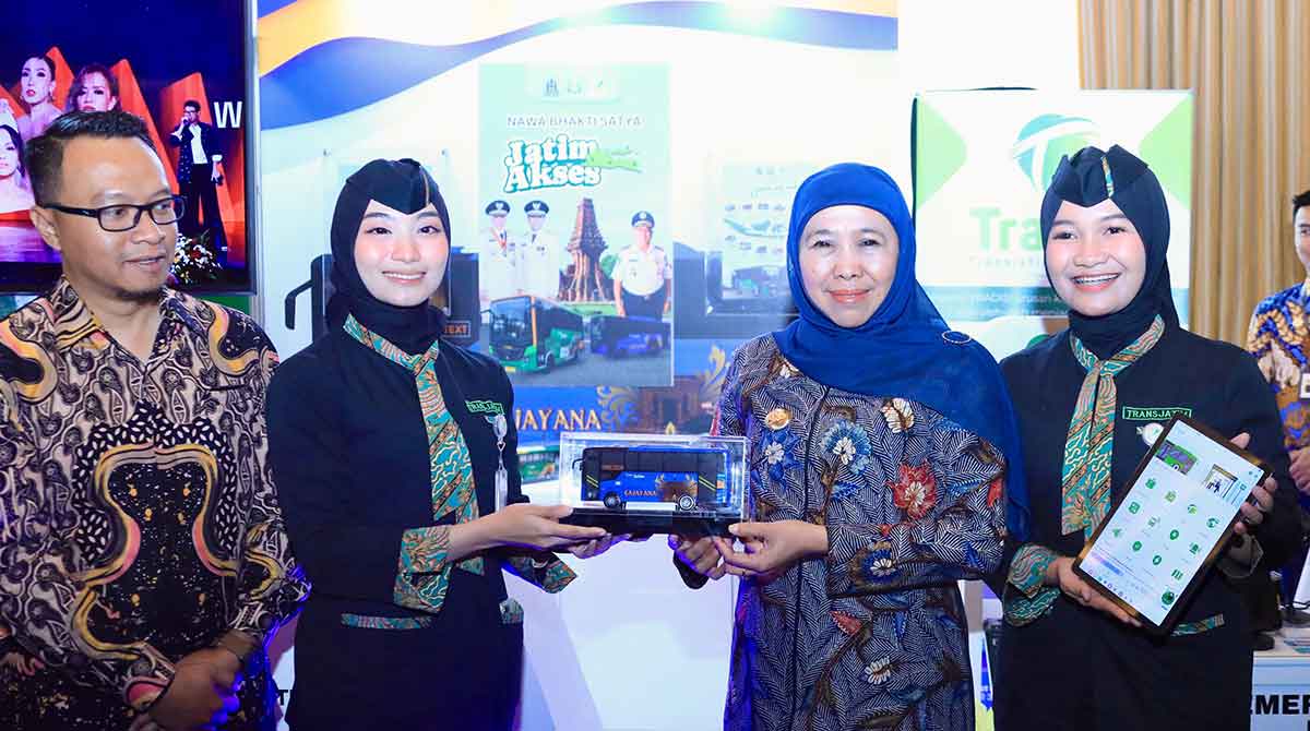 Gubernur Khofifah saat menerima penghargaan.